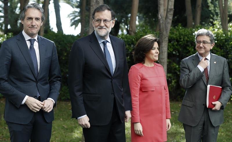 El presidente del Gobierno, Mariano Rajoy; la vicepresidenta, Soroya Sáenz de Santamaría; el ministro de Fomento, Iñigo de la Serna (i), y el delegado del Gobierno en Cataluña, Enric Millo (d)