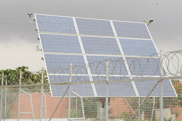 Angola lleva años aprovechando la energía solar. Imagen de un panel en zona rural.