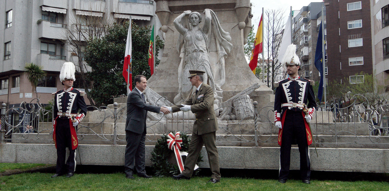 El alcalde Abel Caballero y el subdelegado de Defensa, Ángel de Miguel Campos hicieron la ofrenda floral ante el conjunto escultórico de los héroes de la Reconquista.