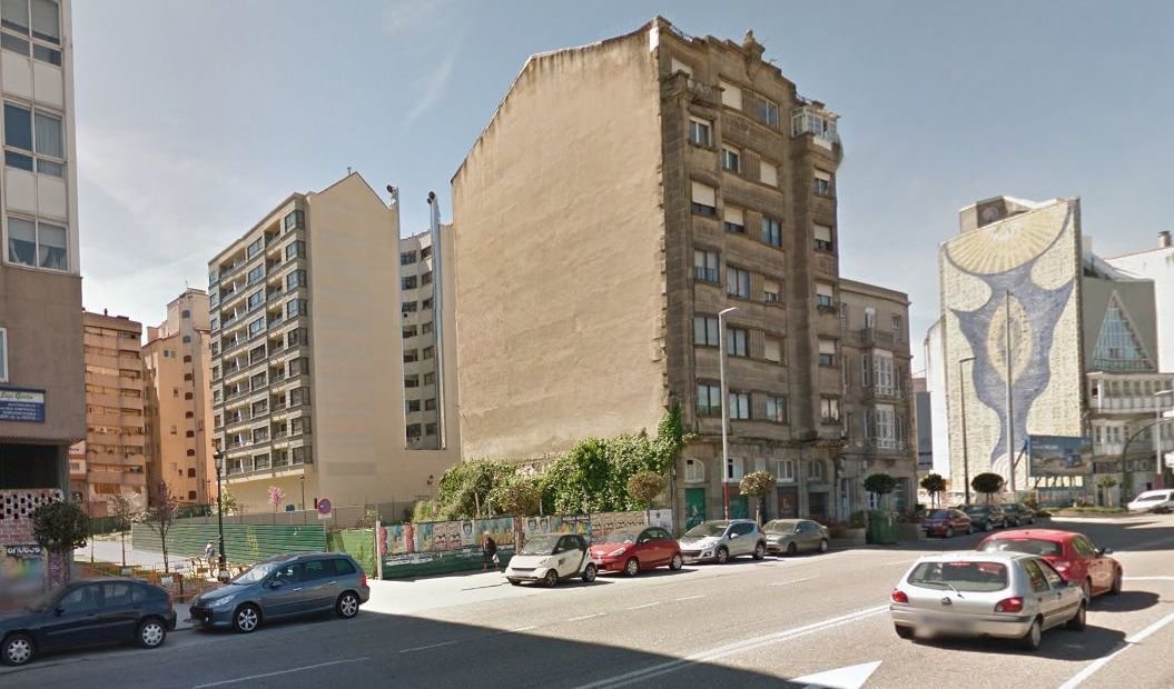 El edificio solitario del 120 de la calle Areal, que sería incluido en un proyecto urbanístico con Rosalía de Castro.