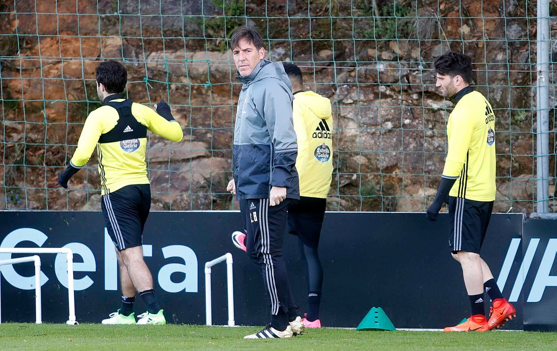 El entrenador del Celta, Eduardo Berizzo, durante la sesión preparatoria de ayer en las instalaciones de A Madroa.