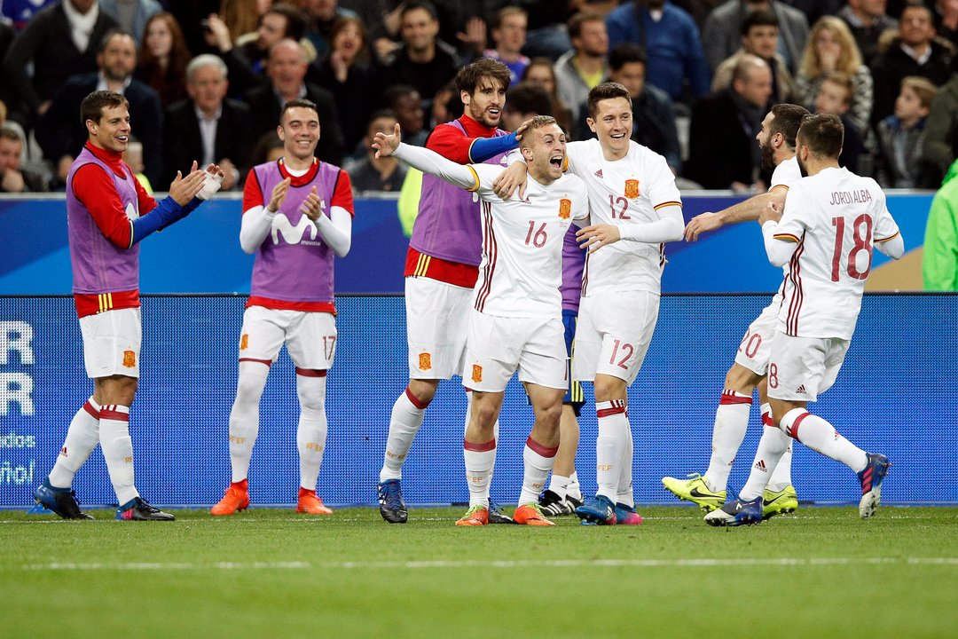 Los internacionales españoles, con Iago Aspas en la banda, celebran el gol de Deulofeu, el segundo de la selección ayer en París.