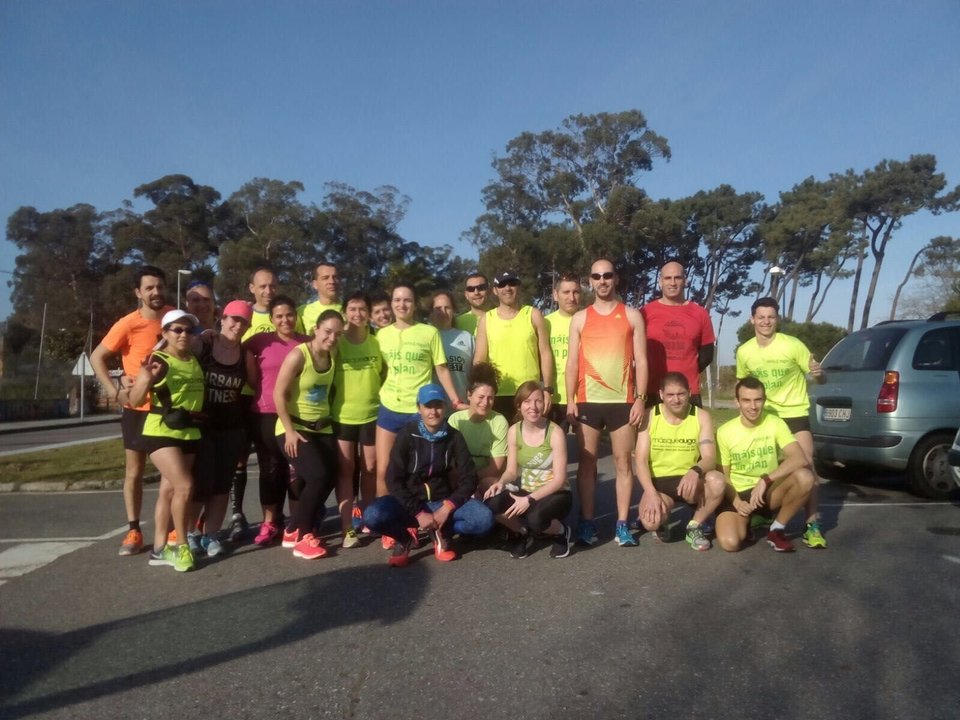 Algunos de los miembros de los grupos de running que Máis que Auga tiene en Navia, Floriday Barreiro.