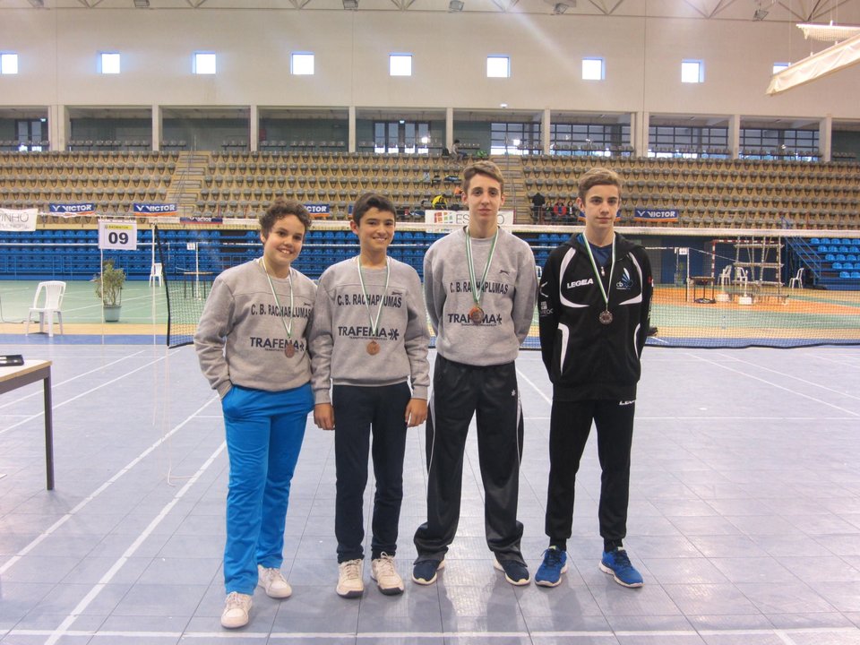 Los medallistas del CB Rachaplumas en el torneo de Espinho.