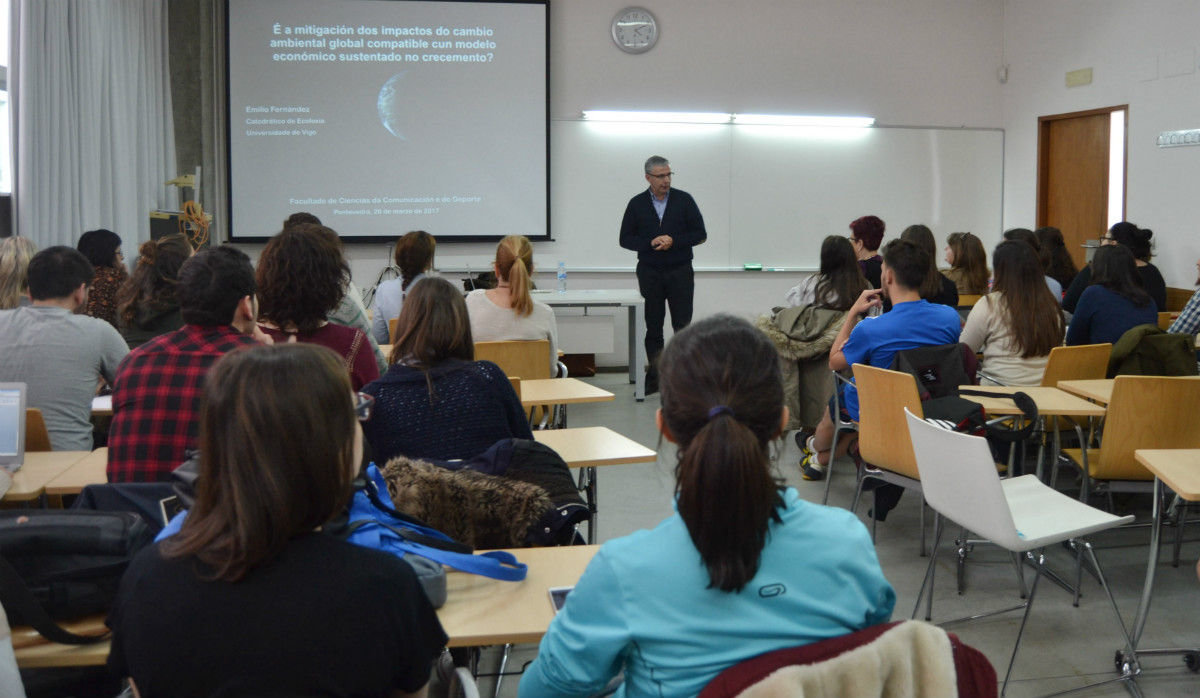 El catedrático Emilio Fernández, durante la charla que impartió ayer para los universitarios.