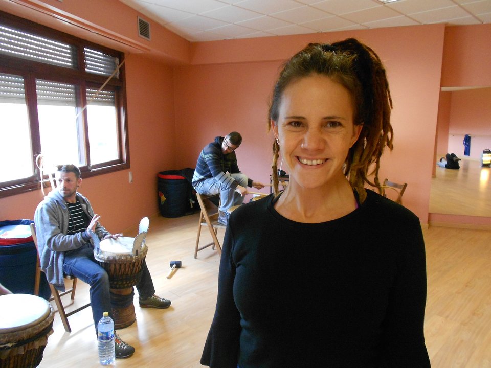 Joana Peres con los músicos en una clase en Valladares.