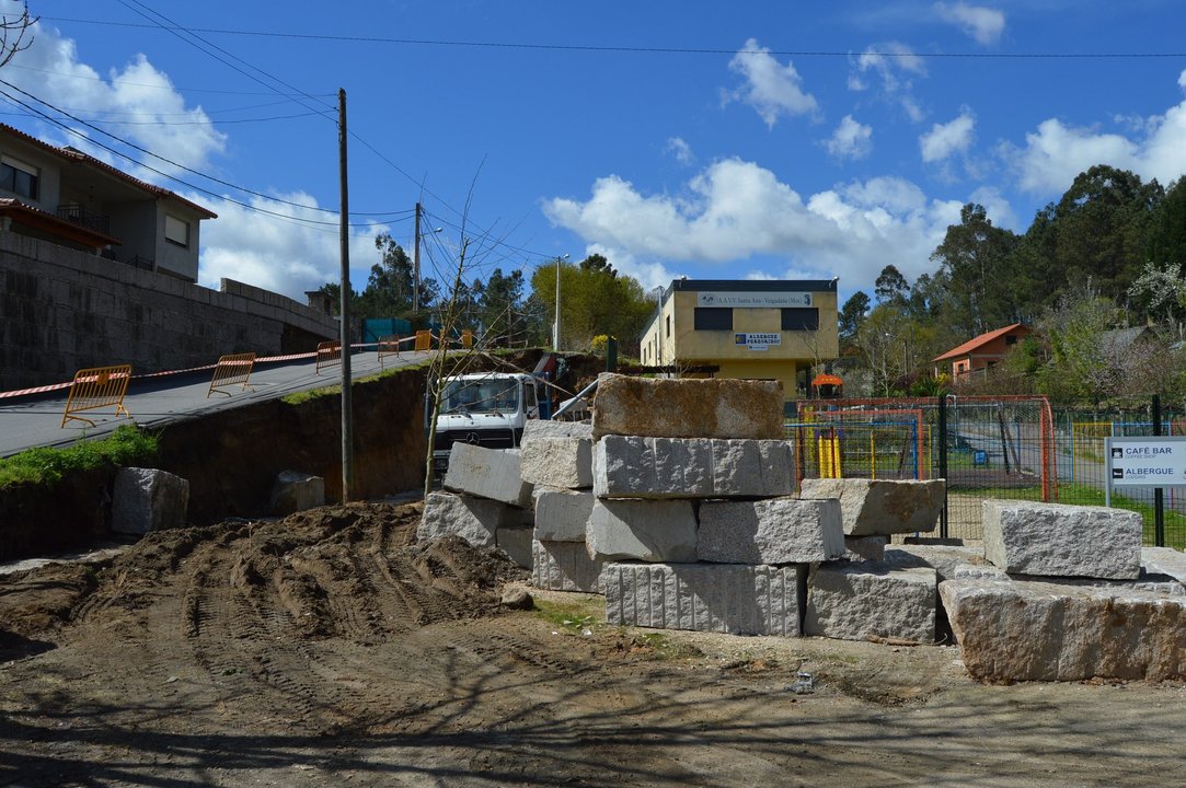 Estado de las obras del muro de contención en A Veigadaña-Mos, ayer martes.