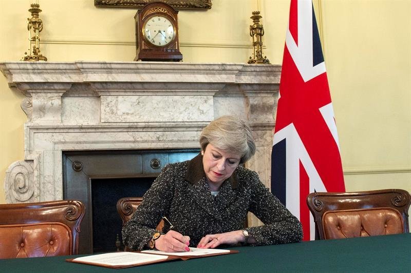 La primera ministra británica, Theresa May, firma la carta con la que el Reino Unido solicitará formalmente la retirada del país de la Unión Europea
