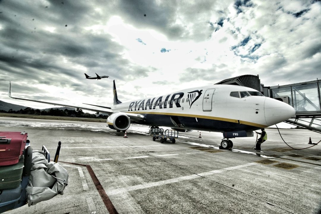 El avión de Ryanair esta mañana en Peinador    Vicente Alonso