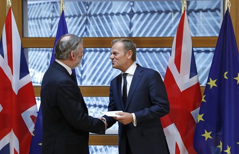 El embajador británico ante la Unión Europea, Tim Barrow (i), entrega la carta que invoca el artículo 50 del Tratado de Lisboa al presidente del Consejo Europeo, Donald Tusk