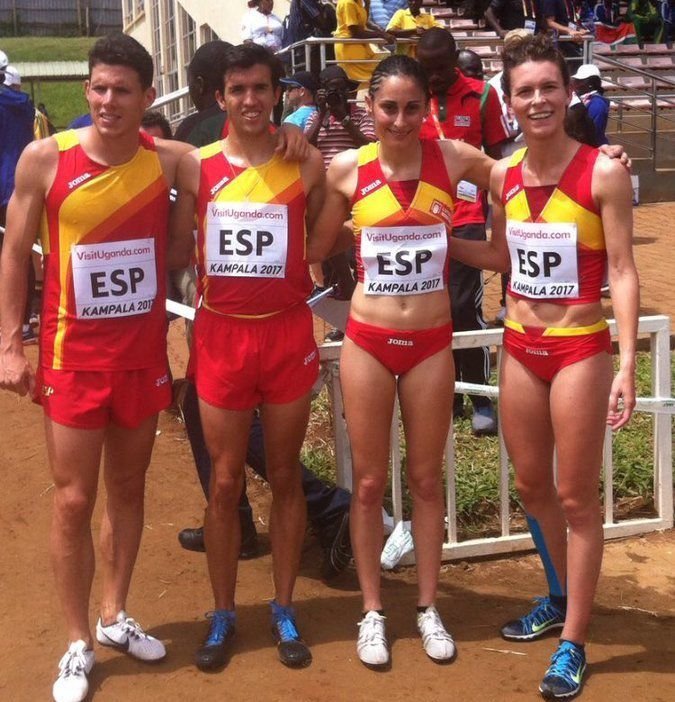 Pereira (2d), con el resto del equipo mixto de relevos español.