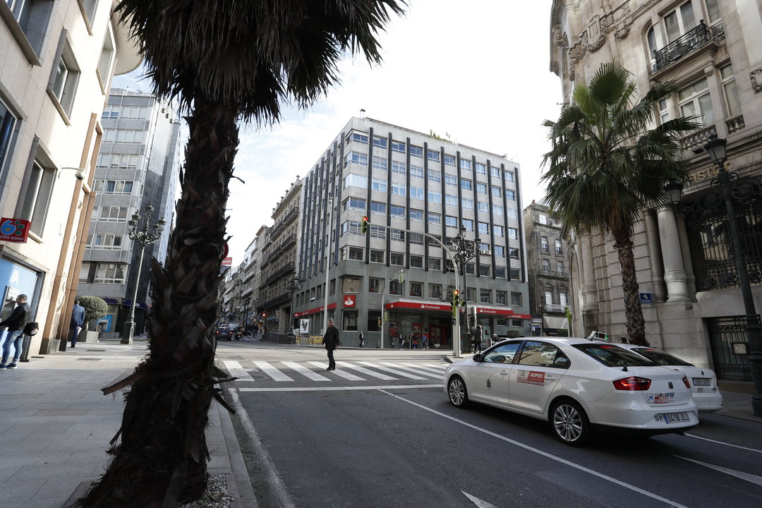 La oficina principal en Vigo del Santander estaba hasta ahora en el cruce de los Cuatro Bancos. De momento, cierre y reforma.