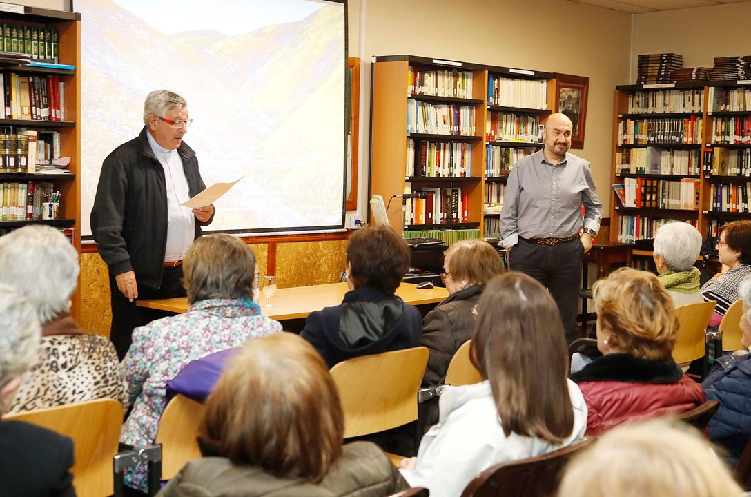 La charla se celebró en la biblioteca Eijo Garay de la iglesia de La Soledad, en O Castro.