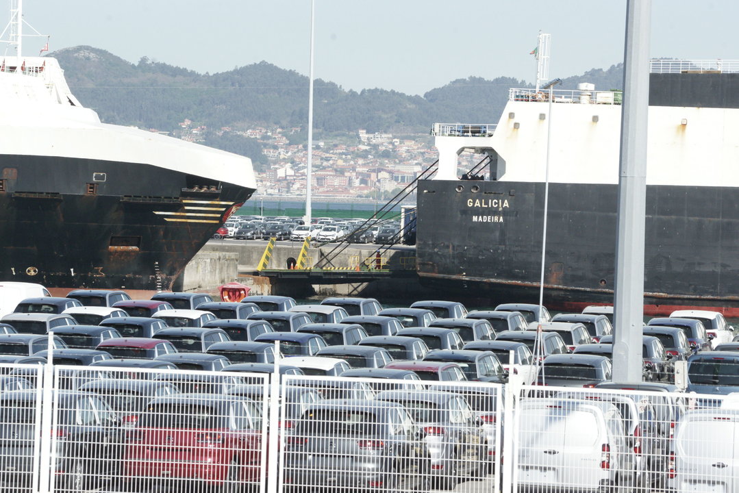El &#34;Galicia&#34;, ayer durante el primer operativo de carga de coches y otras mercancías rumbo a Tánger.