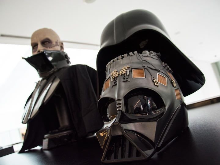 El auténtico Darth Vader con su armadura y casco característico.