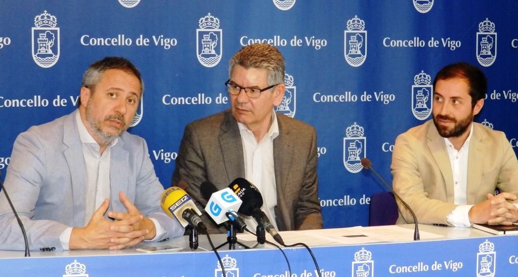 Xoan Cannas y Jorge Vilas, director y gerente del Instituto Galego do Viño, junto al concejal Santos Héctor, presentaron ayer el Atlante Vigo Forum.
