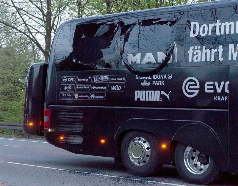 Así quedó el bus del Dortmund tras la explosión 5