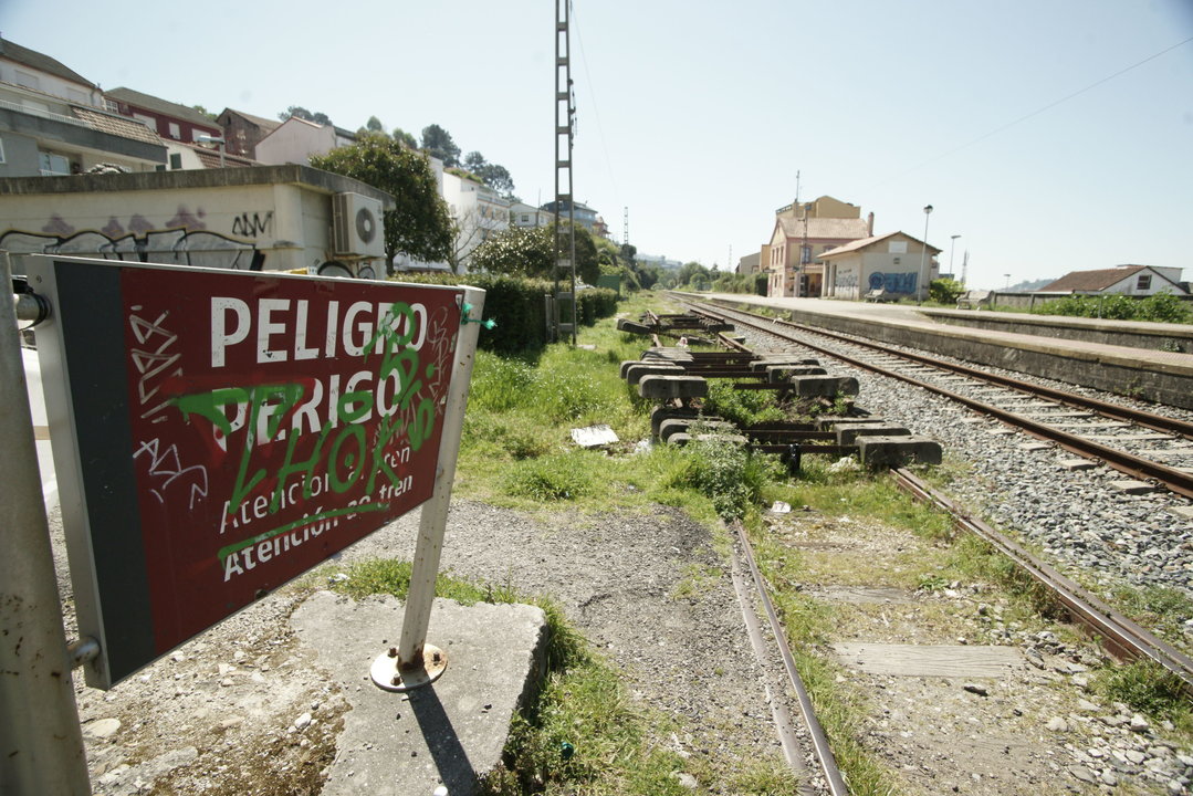El trazado ferroviario Vigo-Redondela a su paso por Chapela, cuya estación vio hace casi seis años pasar el último tren.