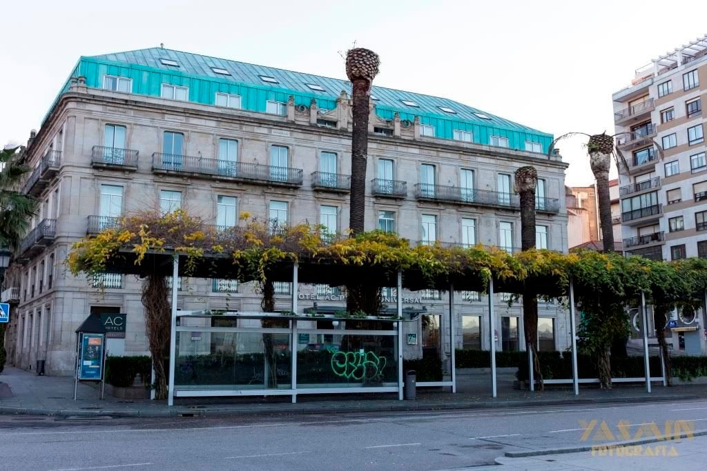 El histórico Hotel Universal recibe a los turistas que desembarcan en Vigo, ahora sin las palmeras, víctimas del picudo rojo.