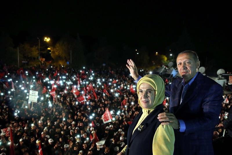 El presidente turco, Recep Tayyip Erdogan (R), y su esposa Emine (L) saludaron a los simpatizantes