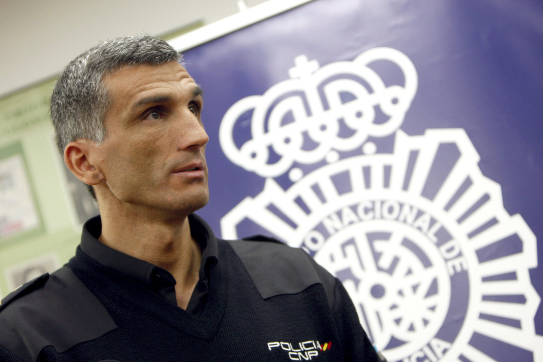El piragüista y policía nacional Óscar Graña, ayer en Pontevedra, al explicar su rescate en el río Lérez.