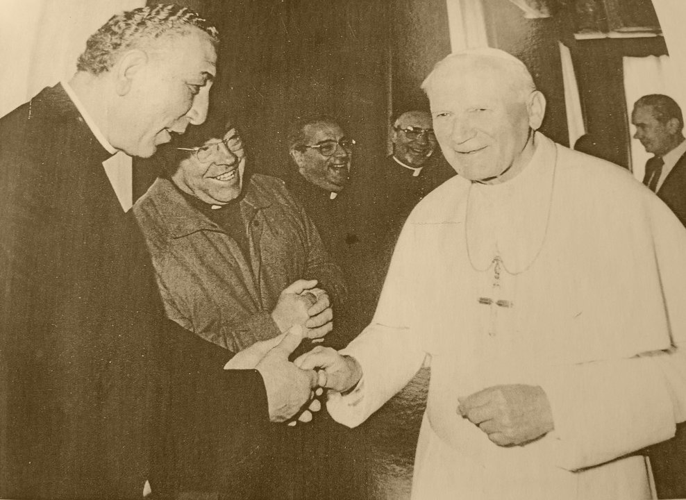 El canónigo tudense Don Ricardo García, en una recepción con el Papa Juan Pablo II.