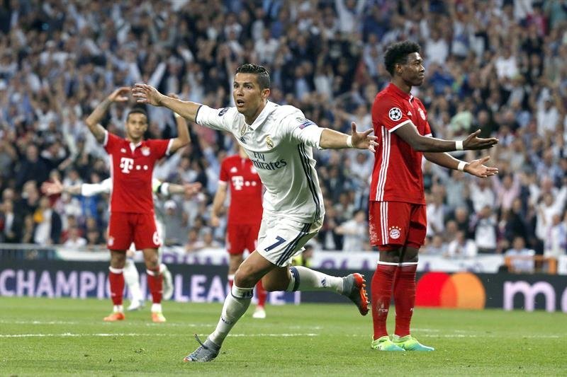 Cristiano Ronaldo, celebra el segundo gol del equipo madridista