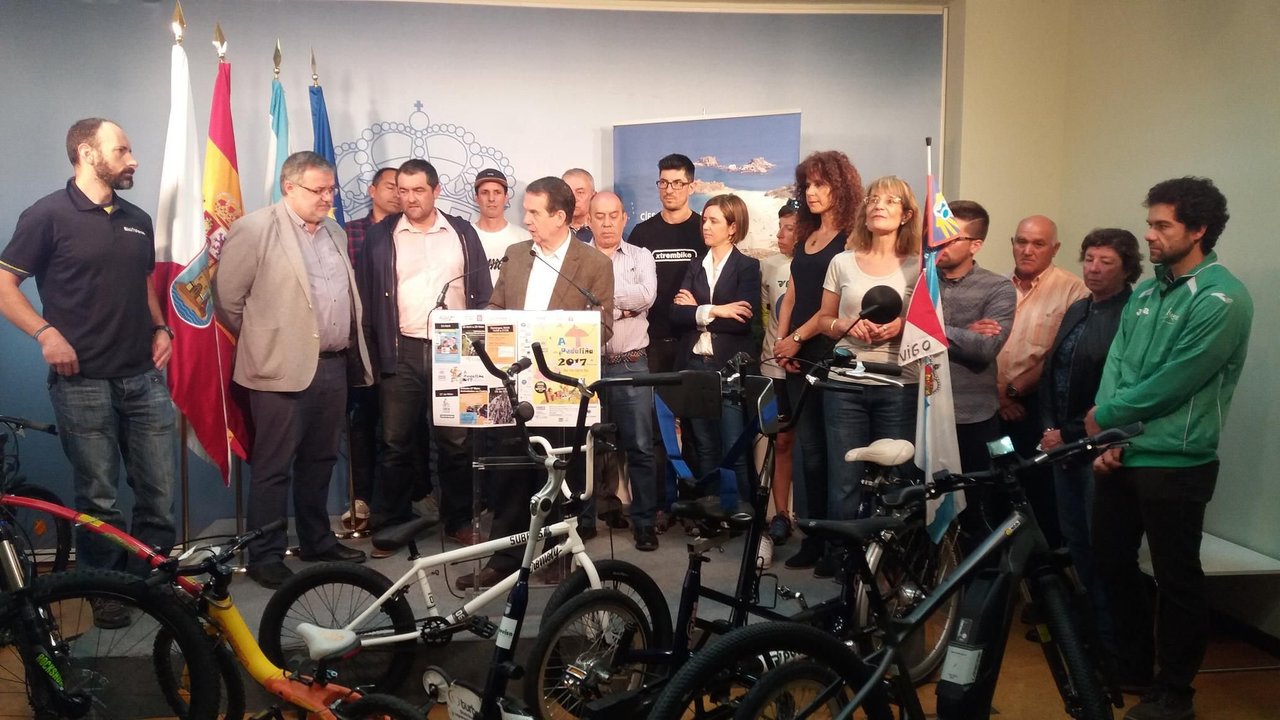 Los representantes de las asociaciones implicadas en “Vive Vigo en bici”, lo presentaron ayer con el alcalde.