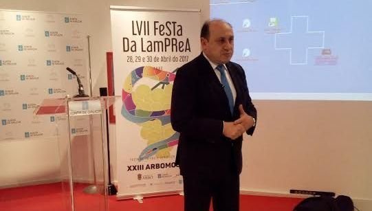 El alcalde de Arbo presentando A Festa da Lamprea en Madrid