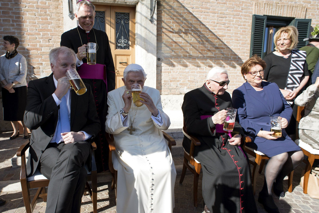 El papa emérito Benedicto XVI, con la tradicional jarra de cerveza bávara, en su fiesta de cumpleaños.