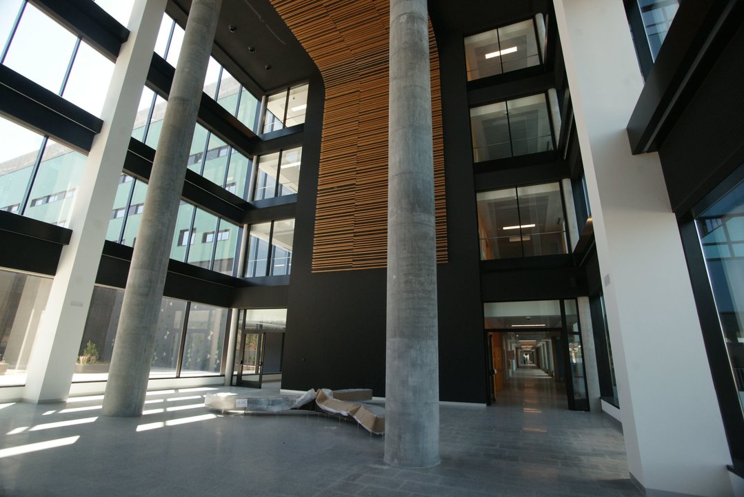 En la imagen, el vestíbulo principal del hospital Álvaro Cunqueiro de Vigo.