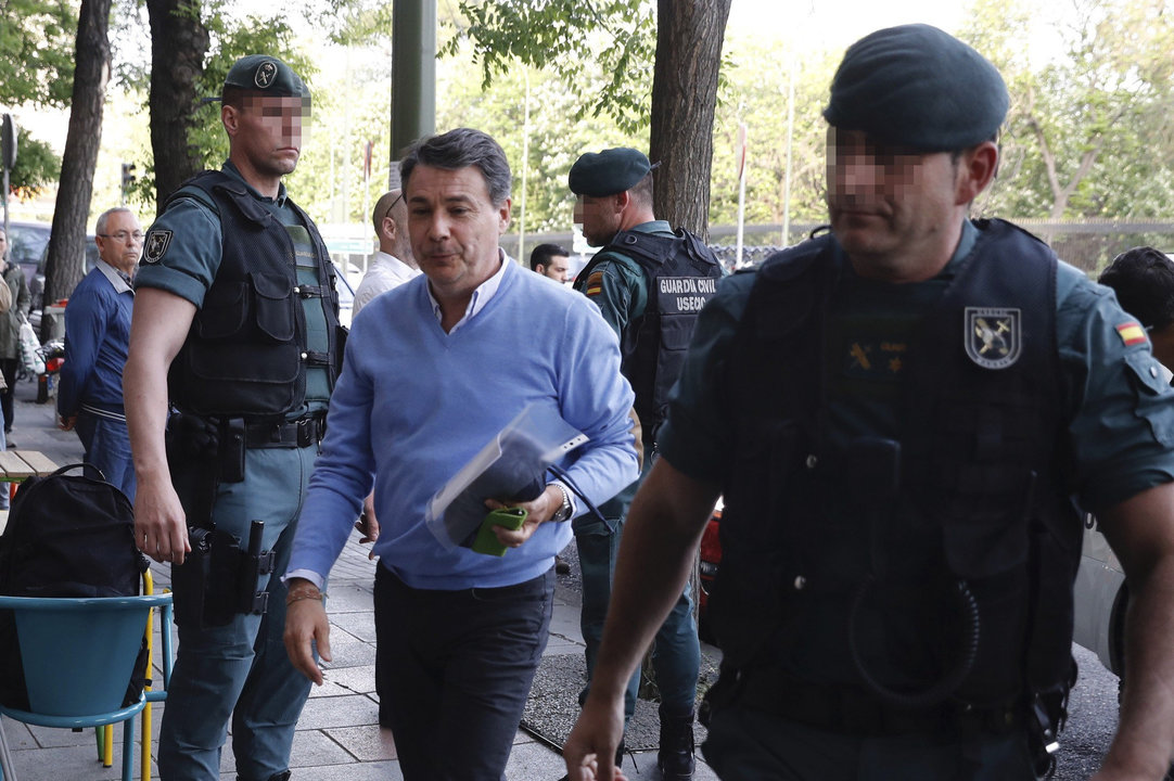 Ignacio González llega a su despacho acompañado de la Guardia Civil para proceder uno de los registros efectuados ayer.