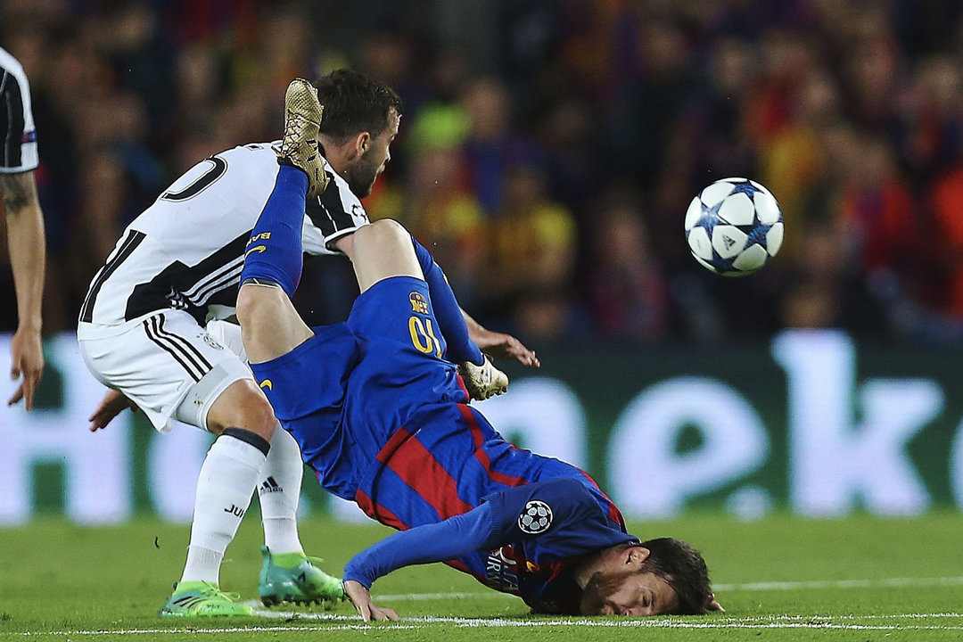Messi sufre una dura caída en el partido disputado ayer en el Camp Nou, en el que el argentino no pudo obrar esta vez el milagro.