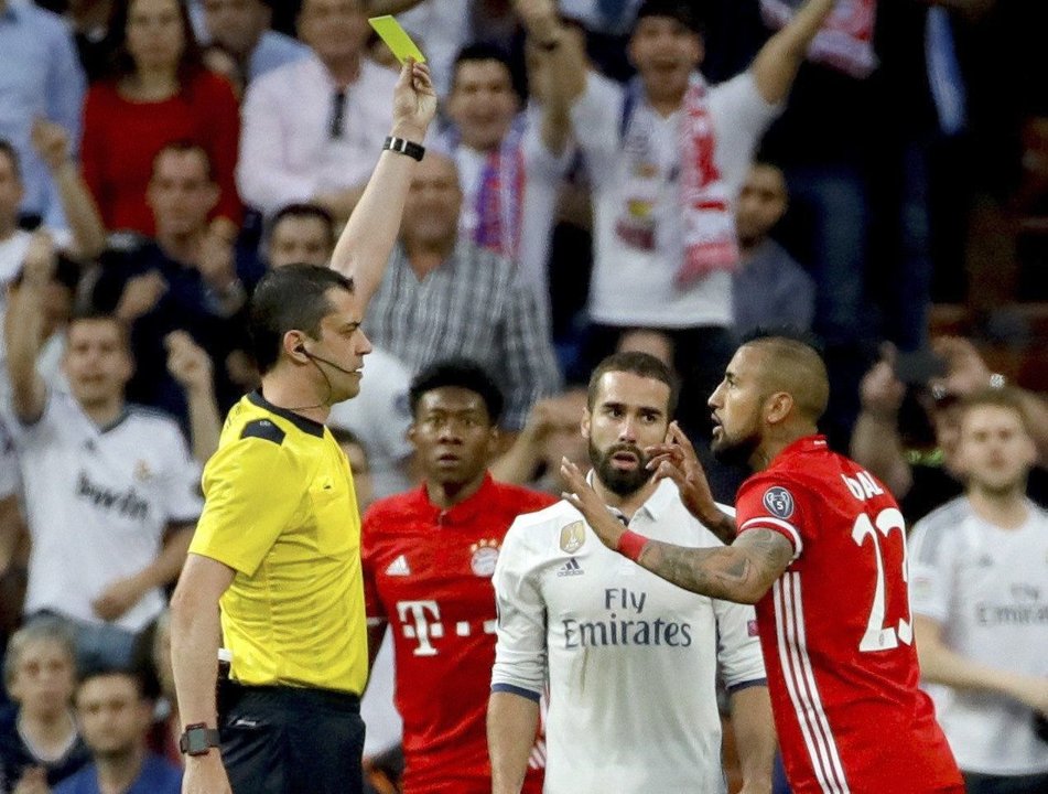 El jugador del Bayern Arturo Vidal ve una amarilla. Acabó expulsado.