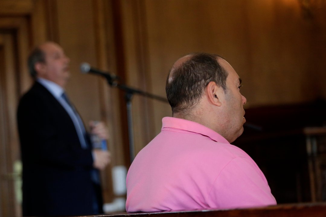 Ángel Martínez Pérez escucha la intervención de un perito durante el juicio en la Audiencia.