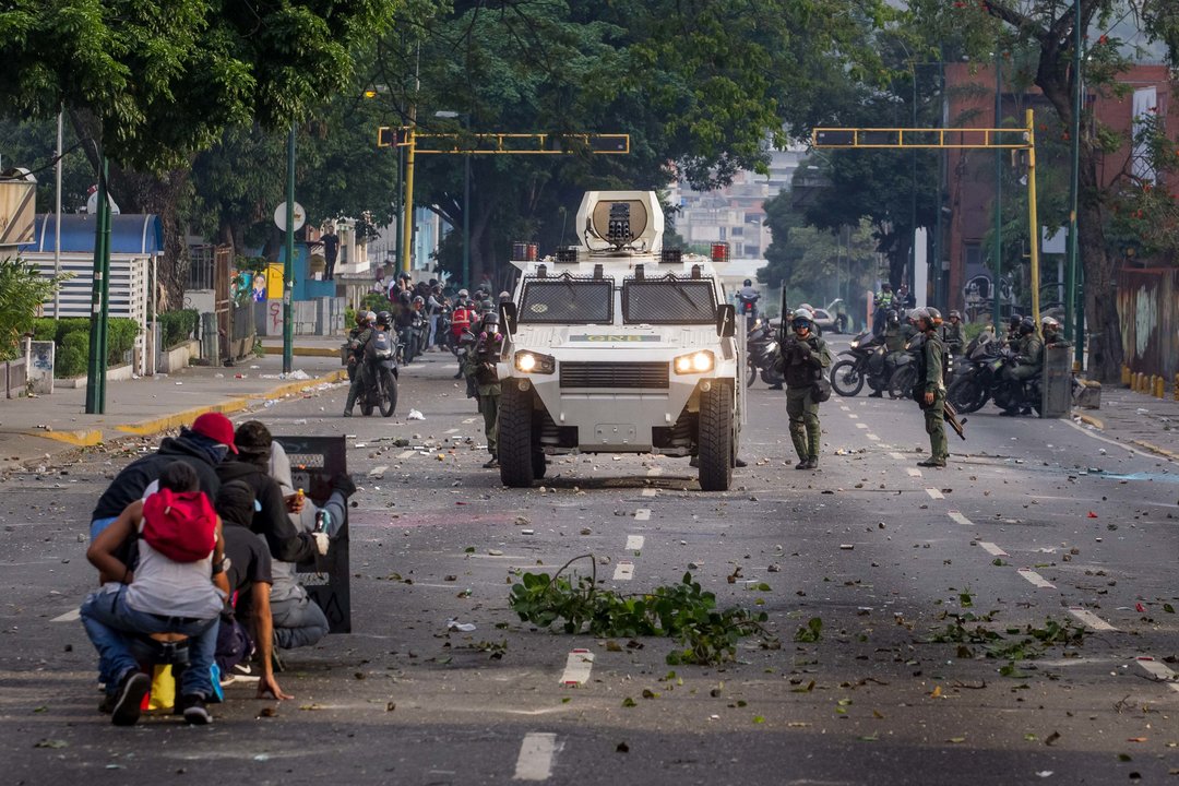 Manifestantes opositores y la Guardia Nacional se enfrentan en las calles de Caracas.