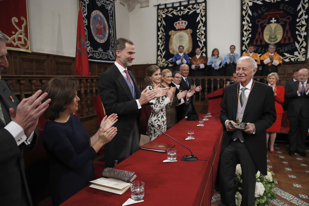 Eduardo Mendoza es aplaudido tras recibir el Premio Cervantes de manos de Felipe VI.