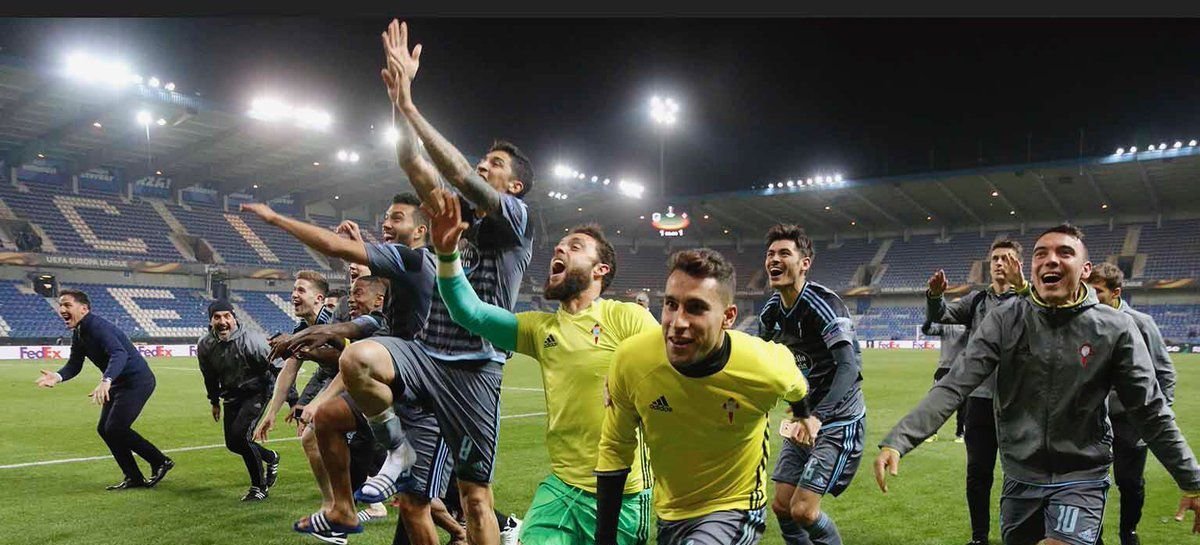 Los jugadores y el entrenador  del Celta celebran eufóricos el histórico pase a semifinales de la Liga Europa al final del partido en campo del Genk.