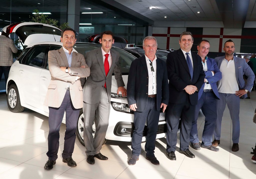Representantes del sector del taxi, junto a directivos de Citroën y concesionarios, ayer en PSA Retail Vigo.