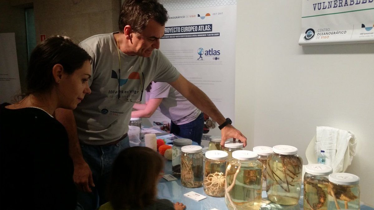 El Marco acoge los talleres científicos por el centenario del Instituto Oceanográfico de Vigo para escolares.