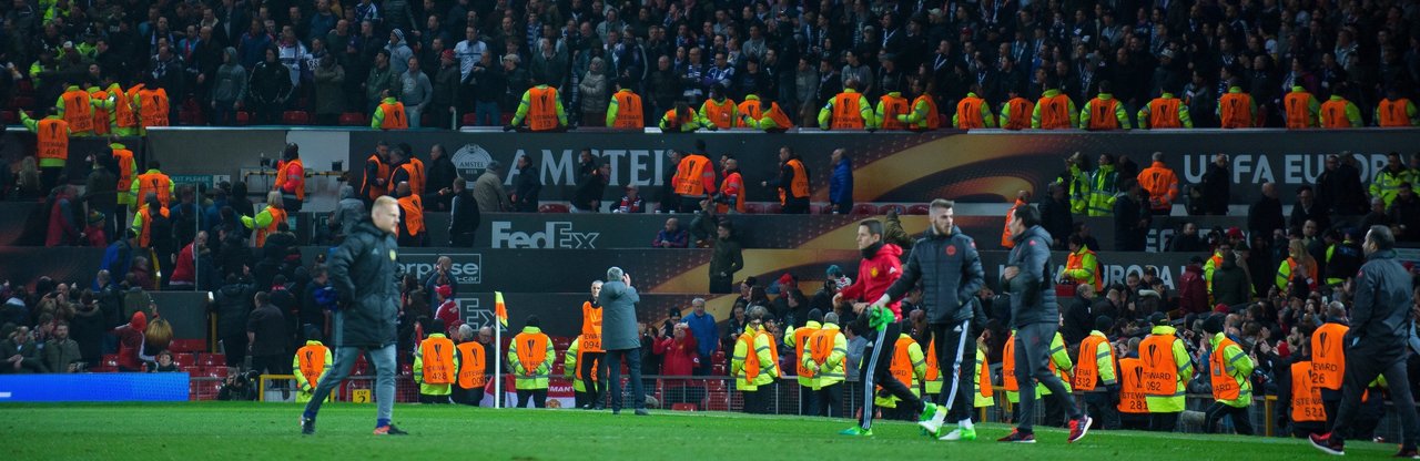 El entrenador del Manchester United, Jose Mourinho, aplaude a los aficionados del Anderlecht al finalizar el partido