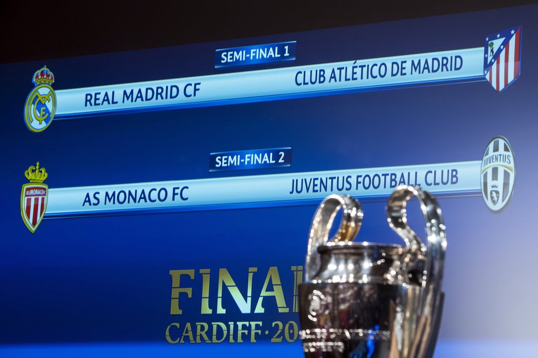 Una pantalla muestra los emparejamientos de semifinales ante el trofeo de la Liga de Campeones.