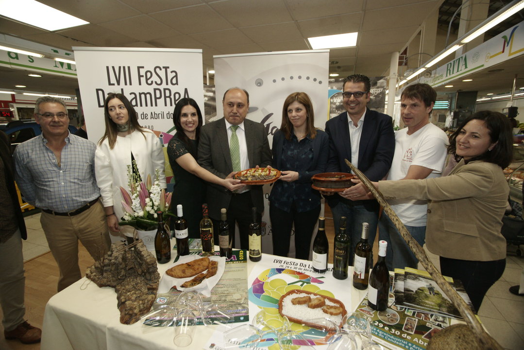 El alcalde Horacio Gil, y la comitiva de Arbo, ayer en el mercado de Teis presentando la fiesta.