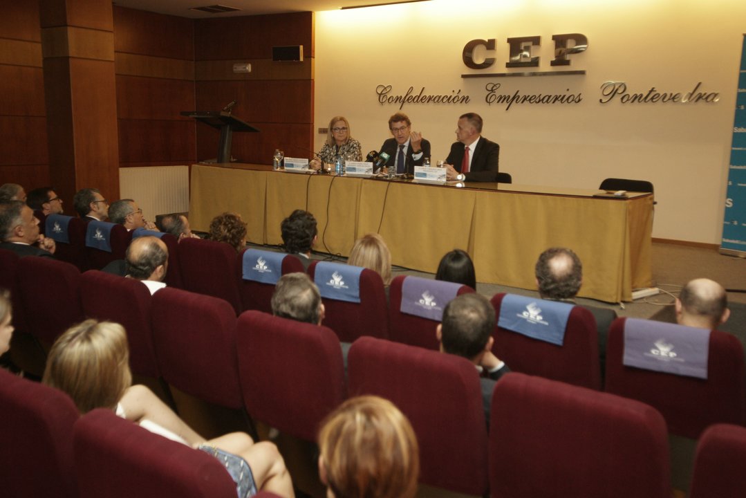 Irene Garrido, Alberto Núñez Feijóo y Jorge Cebreiros en la clausura del foro sobre la pyme.
