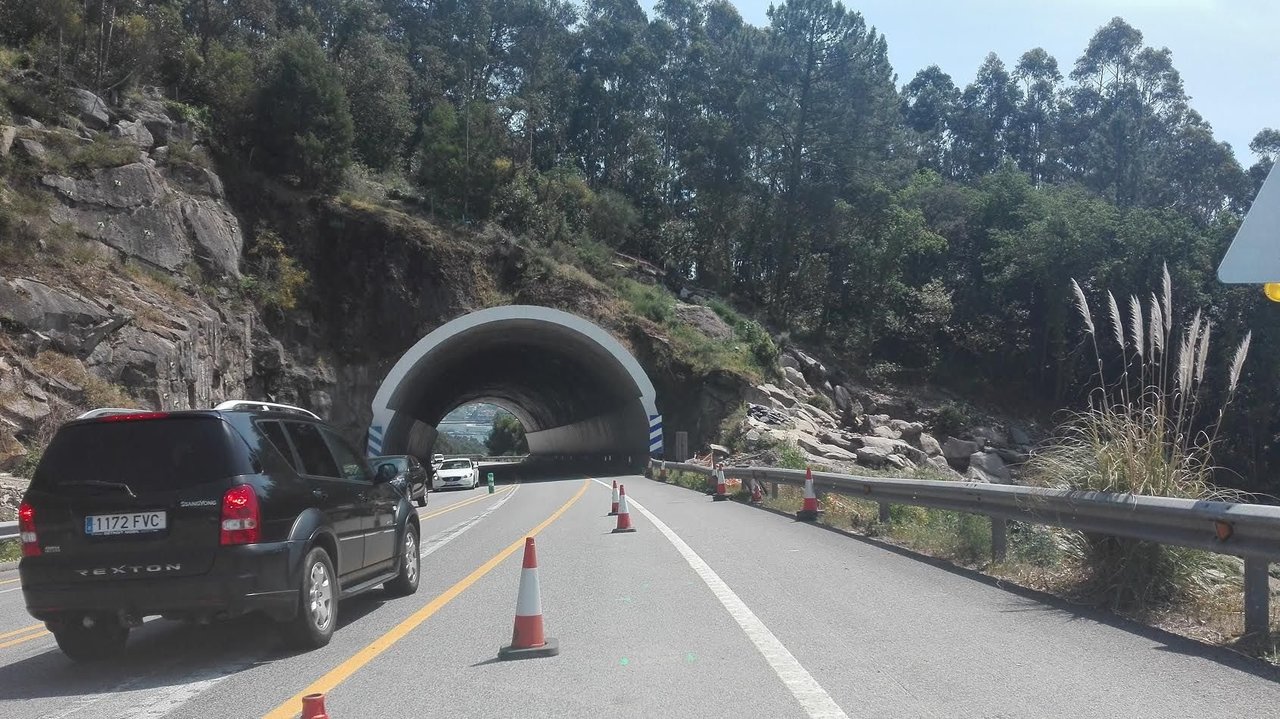Obras de la autovía del Morrazo cerca de Rande en castro de Montealegre.