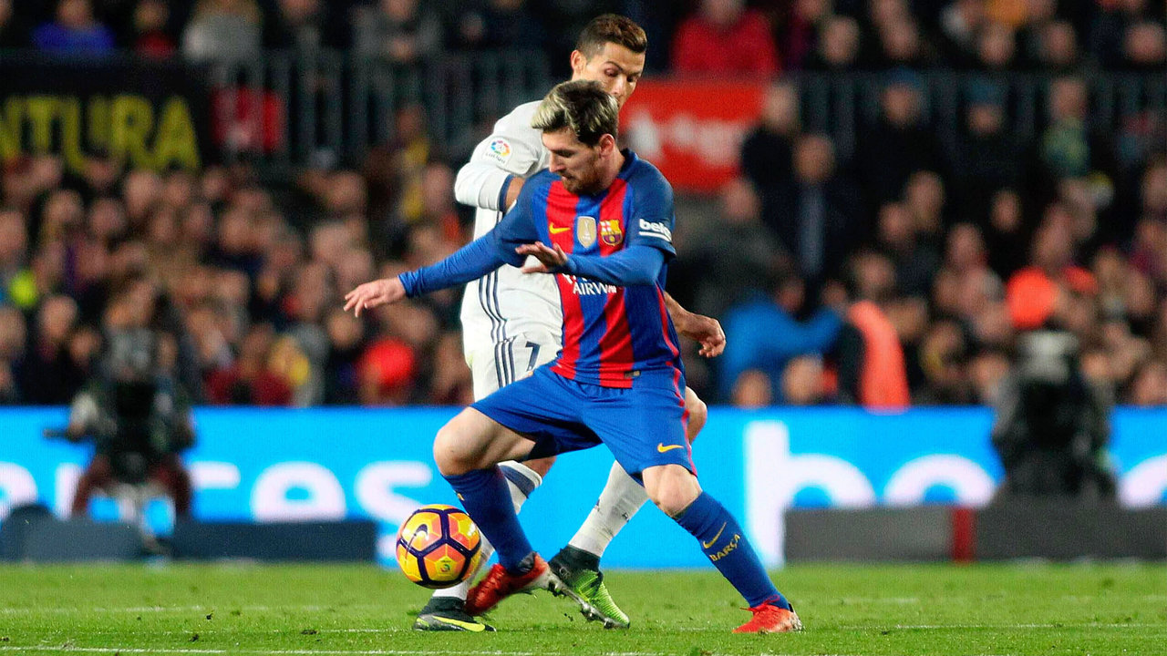 Messi y Cristiano Ronaldo disputan un balón en el clásico de la primera vuelta, en el Camp Nou.