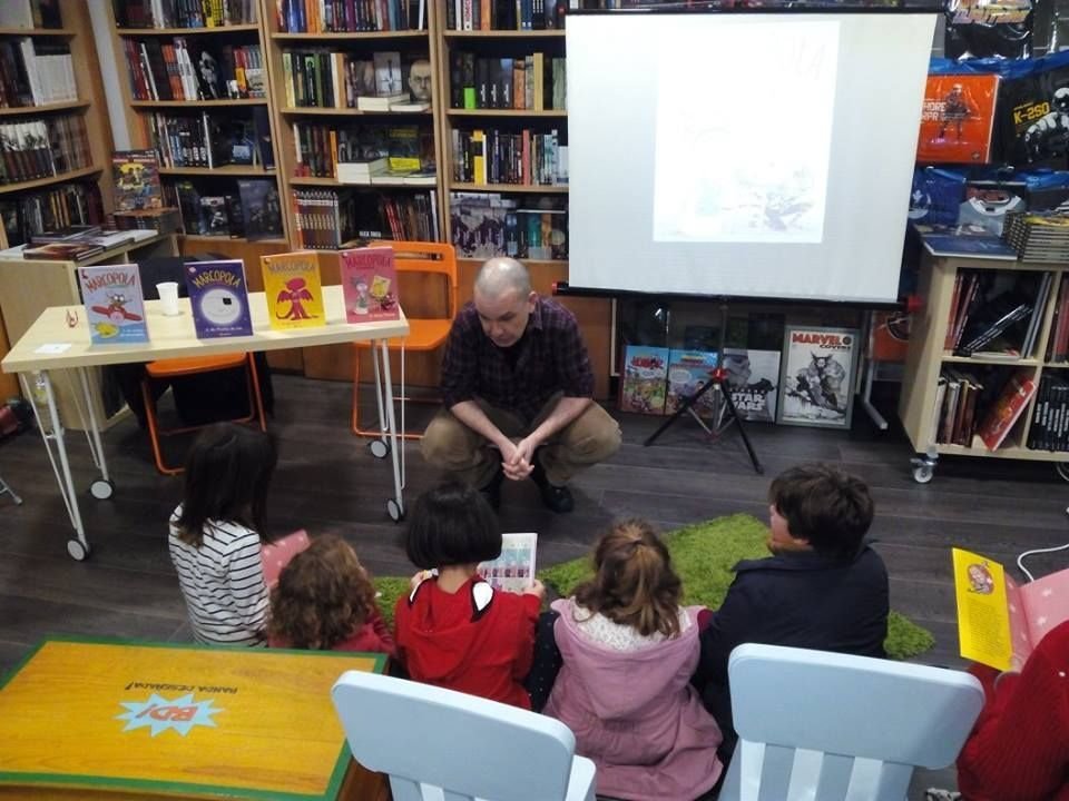 El dibujante de cómic Jacobo Fernández durante una de sus charlas en la librería.