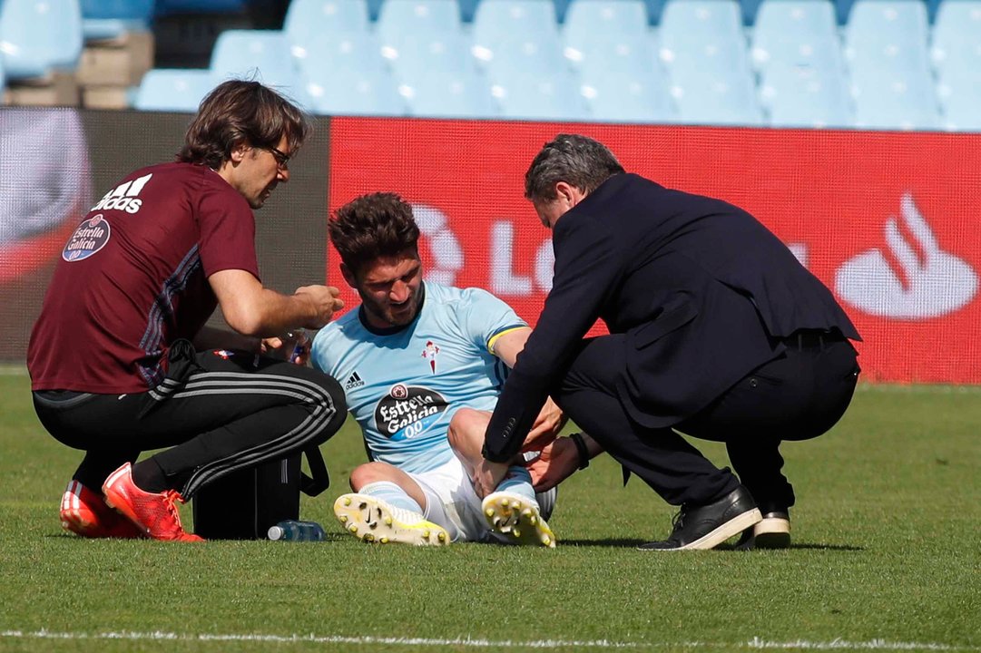 El fisioterapeuta Ernesto Vieito y el doctor Cota atienden a Planas durante el partido ante el Betis.