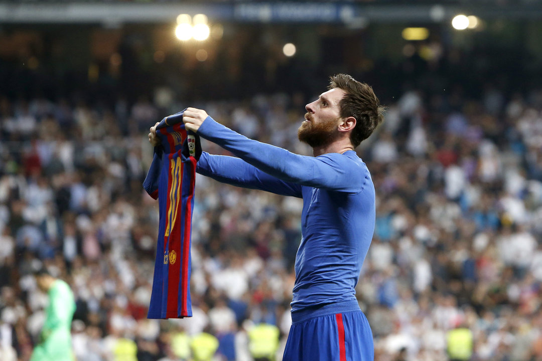 Leo Messi muestra su camiseta al público del Santiago Bernabéu para celebrar el tercer gol de la victoria del Barcelona.