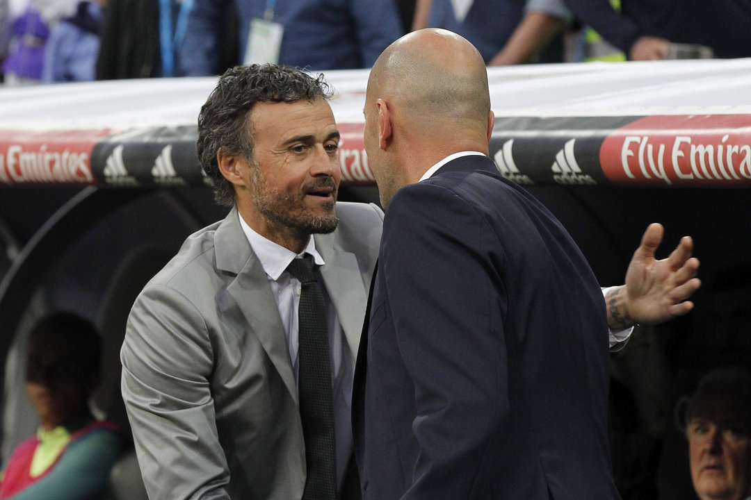 El excéltico Luis Enrique Martínez y Zinedine Zidane se saludan antes del inicio del partido de ayer.